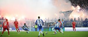 Spiel mit Feuer. Hertha-Fans zündeln im Stadion An der Alten Försterei.
