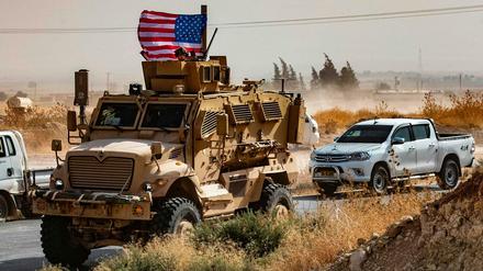Ein US-Kampffahrzeug auf einer Straße in Syrien.