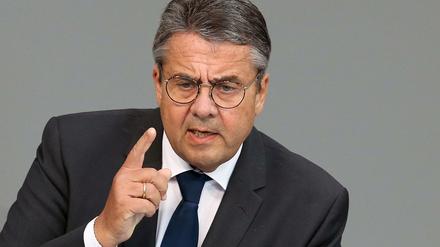 Sigmar Gabriel (SPD) spricht während einer aktuellen Stunde im Deutschen Bundestag. 