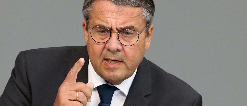 Sigmar Gabriel (SPD) spricht während einer aktuellen Stunde im Deutschen Bundestag.