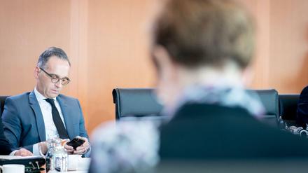 Neuer Fall von kritischer Kommunikation per SMS? Außenminister Maas und Verteidigungsministerin Annegret Kramp-Karrenbauer (CDU) zu Beginn einer Kabinettssitzung.