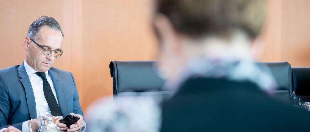 Neuer Fall von kritischer Kommunikation per SMS? Außenminister Maas und Verteidigungsministerin Annegret Kramp-Karrenbauer (CDU) zu Beginn einer Kabinettssitzung.