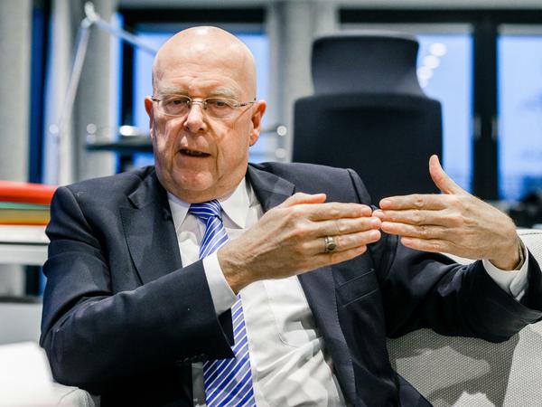 Porträt von Dieter Lenzen, dem Präsidenten der Universität Hamburg.