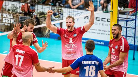 Eltmanns Kapitän Merten Krüger (Nummer 8) und seine Teamkollegen wollen sich vor den Volleys nicht ergeben.