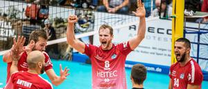 Eltmanns Kapitän Merten Krüger (Nummer 8) und seine Teamkollegen wollen sich vor den Volleys nicht ergeben.