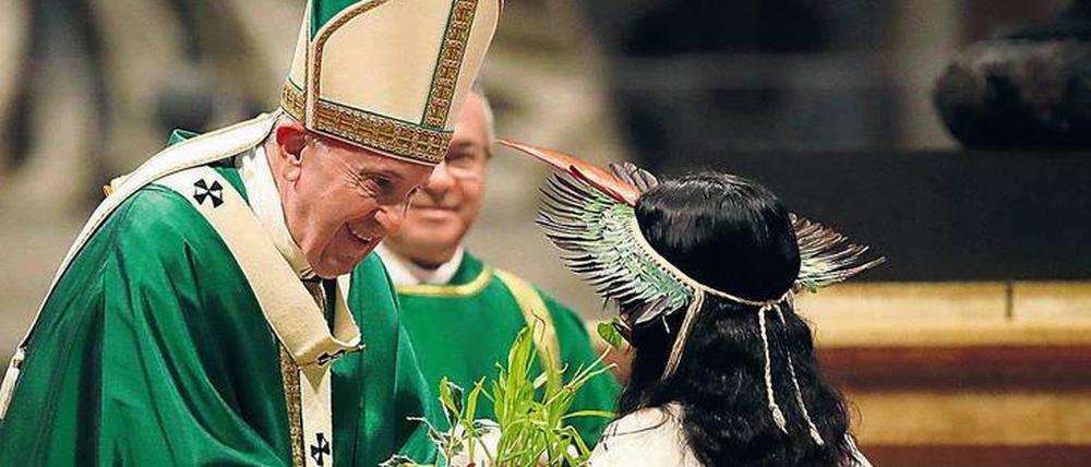Hoffnungsgrün. Papst Franziskus bekommt bei der Abschlussmesse eine Pflanze von einer Jugendlichen aus dem Amazonasgebiet überreicht.