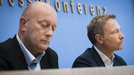 Thomas Kemmerich (l), Spitzenkandidat der FDP in Thüringen mit Parteichef Christian Lindner.
