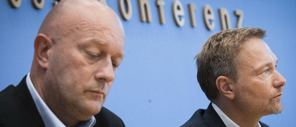 Thomas Kemmerich (l), Spitzenkandidat der FDP in Thüringen mit Parteichef Christian Lindner.