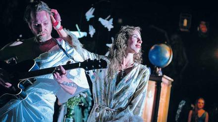 Elisabeth (Linda Pöppel, rechts) bandelt mit dem Polizisten Alfons (Manuel Harder) an.