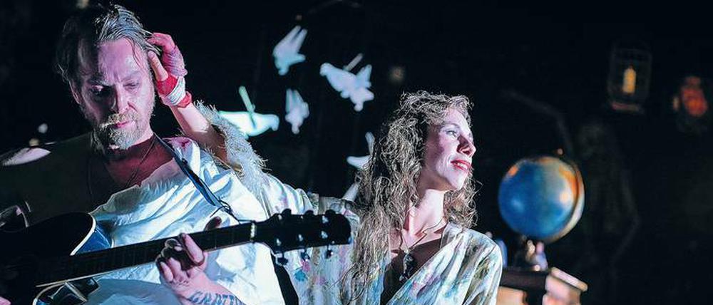 Elisabeth (Linda Pöppel, rechts) bandelt mit dem Polizisten Alfons (Manuel Harder) an.