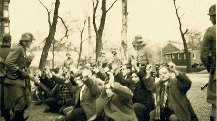 Heimlich kopiert. Am 22. Februar 1941 werden jüdische Männer zwischen 20 und 35 Jahren auf dem Jonas Daniël Meijerplein in Amsterdam von der deutschen Ordnungspolizei zusammengetrieben, gedemütigt und abtransportiert. Die Fotos eines vermutlich deutschen Polizisten hat der Laborant des Fotolabors kopiert. Sie wurden zu Ikonen der Besatzungszeit. 