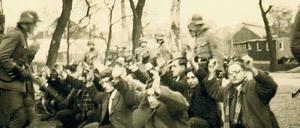 Heimlich kopiert. Am 22. Februar 1941 werden jüdische Männer zwischen 20 und 35 Jahren auf dem Jonas Daniël Meijerplein in Amsterdam von der deutschen Ordnungspolizei zusammengetrieben, gedemütigt und abtransportiert. Die Fotos eines vermutlich deutschen Polizisten hat der Laborant des Fotolabors kopiert. Sie wurden zu Ikonen der Besatzungszeit. 