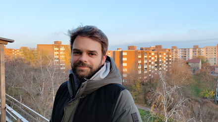 Maurizio Gräubner kann von seinem Balkon über die Panke schauen. Die Jacke trägt er aber im Moment nicht nur draußen.