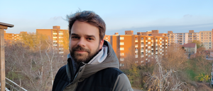 Maurizio Gräubner kann von seinem Balkon über die Panke schauen. Die Jacke trägt er aber im Moment nicht nur draußen.