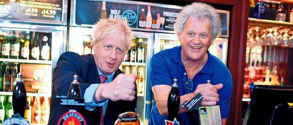 An den Zapfhähnen: Großbritanniens Premierminister Boris Johnson und Pubbetreiber Tim Martin.