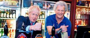 An den Zapfhähnen: Großbritanniens Premierminister Boris Johnson und Pubbetreiber Tim Martin. 