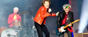 Rolling-Stones-Gitarrist Keith Richards (rechts) mit Charlie Watts (am Schlagzeug) und Sänger Mick Jagger im Berliner Olympiastadion am 22 Juni 2018.