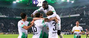 Gladbachs Spieler bejubeln einen Treffer gegen Frankfurt. 