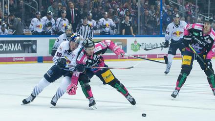 Hartes Duell. Münchens Justin Schütz (l.) gegen Eisbären-Spieler Ryan McKiernan.