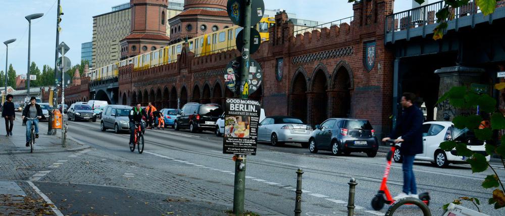 Beim Radweg auf der Oberbaumbrücke wird erneut nachgebessert.