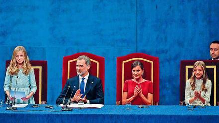 Erster Auftritt. Die 13 Jahre alte Leonor (2.v.l.) spricht beim Prinzessin-von Asturien-Preis in Anwesenheit ihrer königlichen Familie.