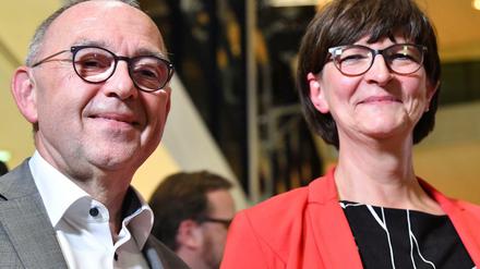 Das Kandidatenpaar Norbert Walter-Borjans (l) und Saskia Esken