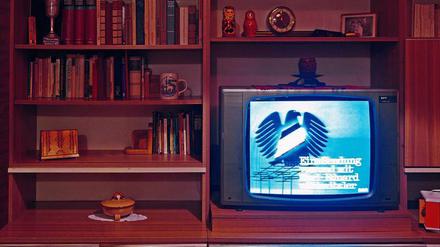 Schrankwand, RFT-Farbfernseher, Montag. Die Eingangssequenz vom „Schwarzen Kanal“ wirkte wie eine Endlosschleife im Fernsehen der DDR.