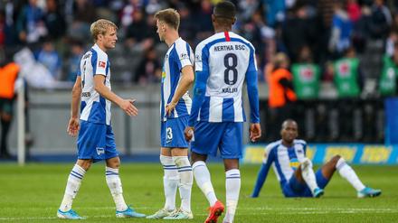Enttäuscht. Die Aufholjagd von Per Skjelbred, Lukas Klünter, Salomon Kalou (v. l.) und Co. wurde nicht belohnt. 