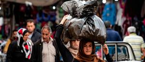 Zurück zum Alltag: Syrer auf dem Markt der nordostsyrischen Grenzstadt Qamishli.