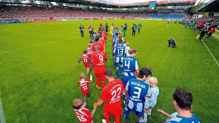 Bereit zum Stadtderby. Union und Hertha trafen bereits in der Zweiten Liga aufeinander. Dabei gab es zwei Unentschieden und je einen Sieg für die Charlottenburger und die Köpenicker.