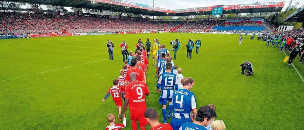 Bereit zum Stadtderby. Union und Hertha trafen bereits in der Zweiten Liga aufeinander. Dabei gab es zwei Unentschieden und je einen Sieg für die Charlottenburger und die Köpenicker.