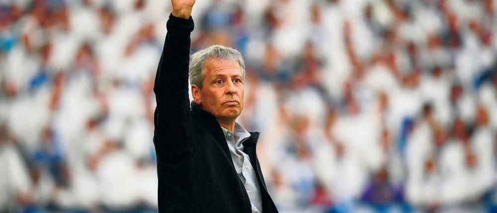 Arm dran. Trainer Lucien Favre durchlebt in Dortmund schwere Zeiten. Am Mittwoch trifft er mit dem BVB im Pokal auf Borussia Mönchengladbach. Foto: Ina Fassbender/AFP