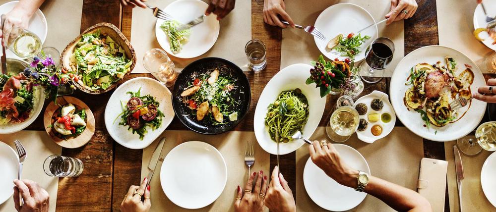Wer zu früh zu einem verabredeten Abendessen kommt, kann die Zeit auch noch anders verbringen, findet unsere Autorin.