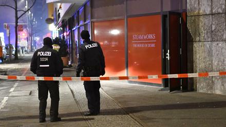 Polizeibeamte vor dem Saunaclub nach dem Brand im Februar 2017