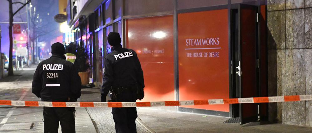 Polizeibeamte vor dem Saunaclub nach dem Brand im Februar 2017