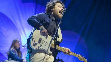 Singt, tanzt, rockt. Joseph Mount, das Mastermind der Band. Aufnahme vom Festival Estrella Levante SOS in Spanien, 2015.