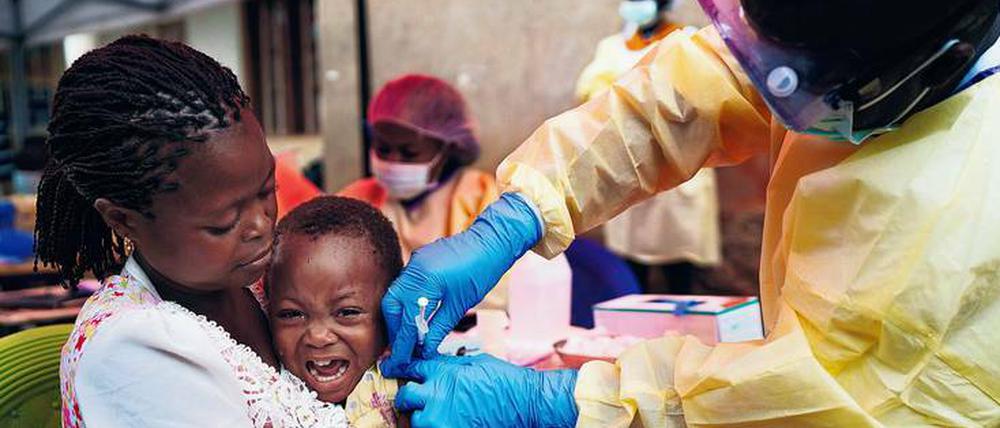 Rettender Stich. Als sich 2014 in Westafrika Ebola-Viren verbreiteten, konnte die Weltgesundheitsorganisation einen neuen Impfstoff gegen die Seuche noch nicht einsetzen. Im Kongo haben die Impfungen wohl tausende Menschenleben gerettet.