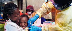 Rettender Stich. Als sich 2014 in Westafrika Ebola-Viren verbreiteten, konnte die Weltgesundheitsorganisation einen neuen Impfstoff gegen die Seuche noch nicht einsetzen. Im Kongo haben die Impfungen wohl tausende Menschenleben gerettet. 