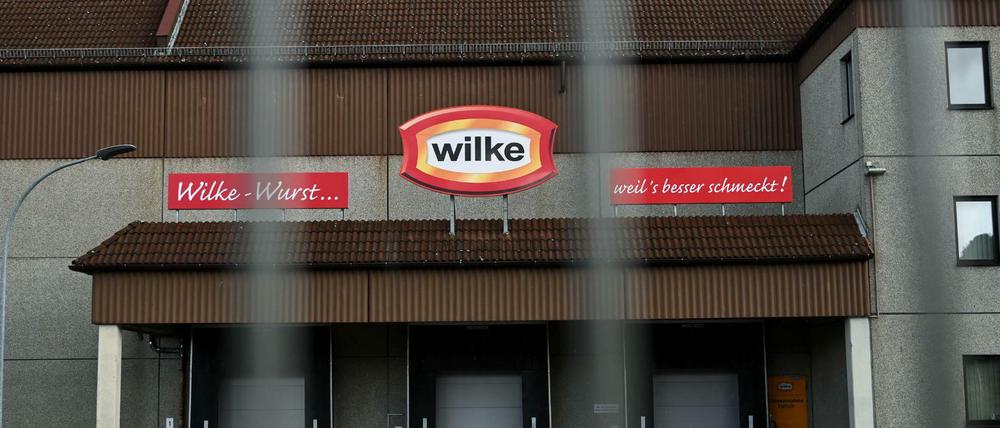 Heruntergelassen sind die Rolltore des Fleischherstellers Wilke Wurstwaren im hessischen Twistetal.