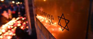 Blumen und Kerzen wurden in den Tagen nach dem Anschlag vom 9. Oktober 2019 vor der Synagoge in Halle niedergelegt.