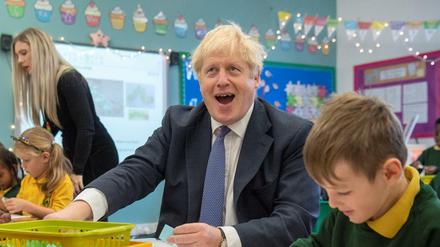 Boris Johnson hat bei einem Grundschulbesuch offensichtlich Spaß.