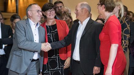 Die Kandidatenpaare Norbert Walter-Borjans (l) und Saskia Esken (2.v.l) sowie Olaf Scholz 2.v.r.) und Klara Geywitz (r) gratulieren einander zum Einzug in die Stichwahl während der Bekanntgabe des Ergebnisses des Mitgliedervotums zum Parteivorsitz der SPD im Willy-Brandt-Haus.