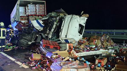 Bei einem Auffahrunfall auf der A2 sind drei Menschen schwer verletzt worden.