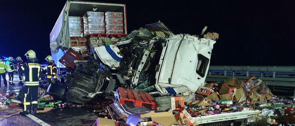Bei einem Auffahrunfall auf der A2 sind drei Menschen schwer verletzt worden.