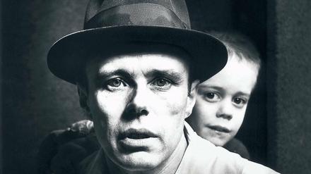 Doppelgesichtig . Joseph Beuys mit Sohn Wenzel, fotografiert von Liselotte Strelow 1967.