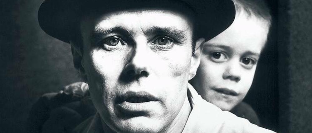 Doppelgesichtig . Joseph Beuys mit Sohn Wenzel, fotografiert von Liselotte Strelow 1967.
