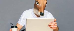 Maskiert am Laptop. Was verraten Pseudonyme über uns?