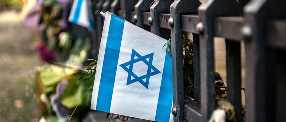 Eine israelische Fahne an einem Gitter vor der Neuen Synagoge in Berlins Oranienburger Straße.