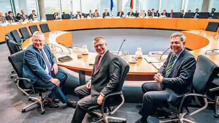 Augen rechts. Bruno Kahl, Präsident des BND, Thomas Haldenwang, Präsident des BfV, sowie Christof Gramm, Präsident des MAD (von links nach rechts) warten auf den Beginn der Anhörung. 