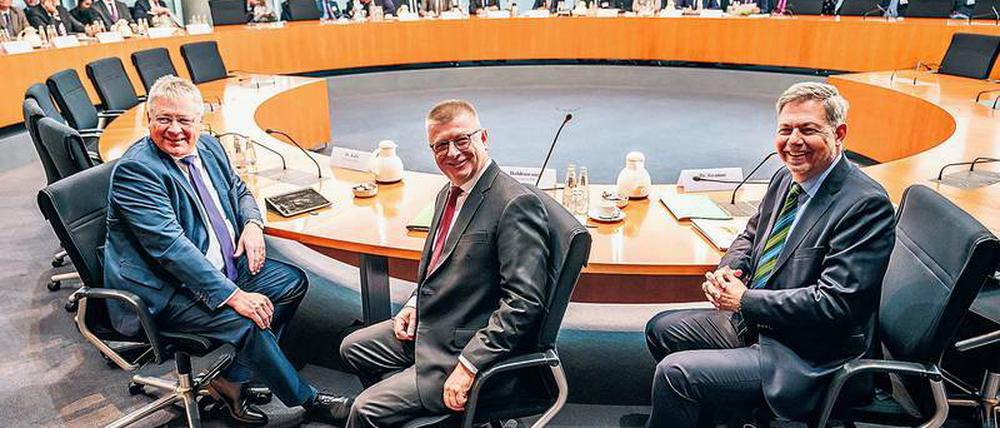 Augen rechts. Bruno Kahl, Präsident des BND, Thomas Haldenwang, Präsident des BfV, sowie Christof Gramm, Präsident des MAD (von links nach rechts) warten auf den Beginn der Anhörung. 